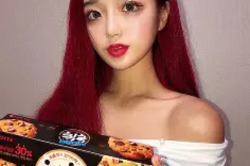 南通网友爆料：一车辆四脚朝天！围着一堆吃瓜群众……